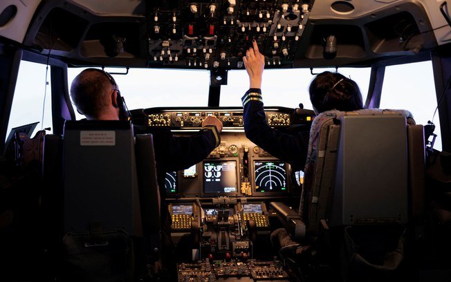 Piloto de avião é profissão a mais desejada; saiba como começar