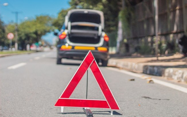 Não usar o triângulo de sinalização pode gerar multa? Entenda